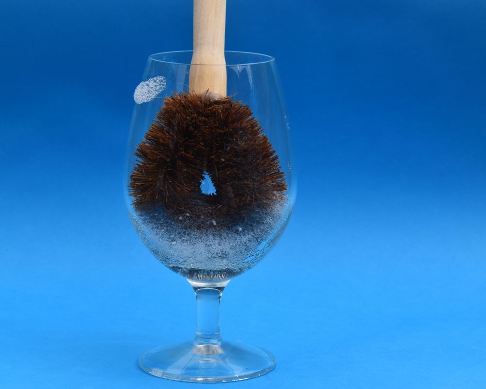 Plastic-free coconut tawashi brush with handle